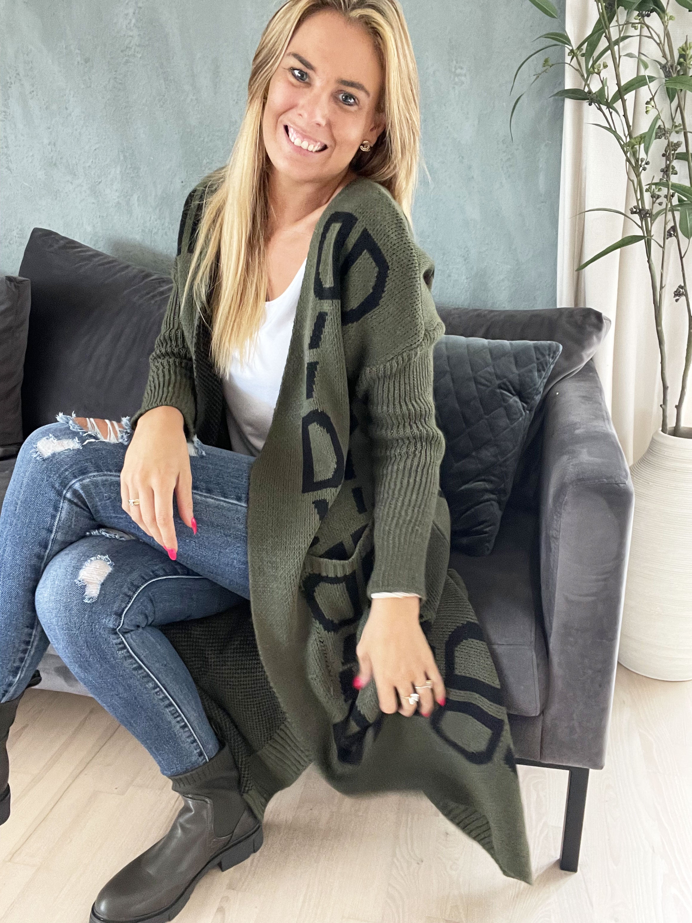 Mandy - Plus size stickad kofta med text och mönster